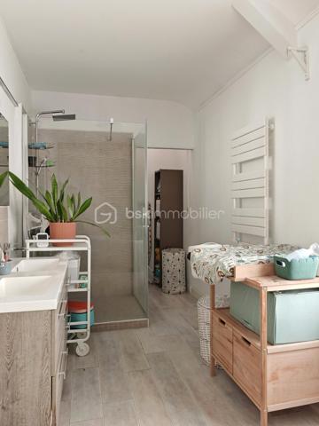 Située en plein cœur de Langeais, dans une petite ruelle au calme, cette maison pleine de charme bénéficie d’un emplacement privilégié avec vue sur le château.

D’une surface d’environ 84 m², elle offre une rénovation moderne tout en conservant le cachet de l’ancien et le charme de la pierre.
Au rez-de-chaussée :
•	Une belle pièce de vie avec séjour/cuisine
•	Un salon chaleureux
•	WC séparés
À l’étage :
•	Une grande chambre
•	Une vaste salle de bain avec baignoire et douche
•	Un espace buanderie
Au dernier niveau :
•	Une seconde chambre mansardée pleine de charme

Les plus :
•	Cave d’environ 15 m²
•	Extérieur clos d’environ 40 m² mêlant pavés et espace en herbe
•	Fibre installée
•	Chauffage électrique + poêle à bois
•	Ballon d’eau chaude 150L (2024)

Maison clé en main, aucun travaux à prévoir : vous n’avez plus qu’à poser vos valises.
Idéal résidence principale, pied-à-terre ou investissement locatif en cœur de ville.
À visiter sans tarder.