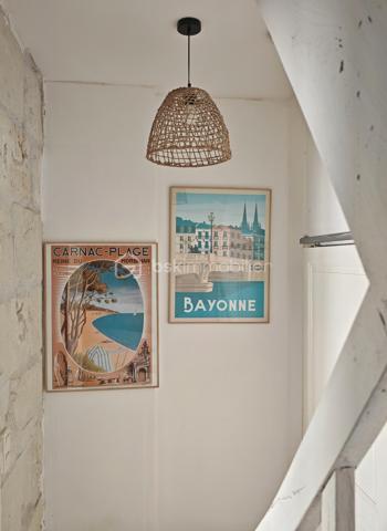 Située en plein cœur de Langeais, dans une petite ruelle au calme, cette maison pleine de charme bénéficie d’un emplacement privilégié avec vue sur le château.

D’une surface d’environ 84 m², elle offre une rénovation moderne tout en conservant le cachet de l’ancien et le charme de la pierre.
Au rez-de-chaussée :
•	Une belle pièce de vie avec séjour/cuisine
•	Un salon chaleureux
•	WC séparés
À l’étage :
•	Une grande chambre
•	Une vaste salle de bain avec baignoire et douche
•	Un espace buanderie
Au dernier niveau :
•	Une seconde chambre mansardée pleine de charme

Les plus :
•	Cave d’environ 15 m²
•	Extérieur clos d’environ 40 m² mêlant pavés et espace en herbe
•	Fibre installée
•	Chauffage électrique + poêle à bois
•	Ballon d’eau chaude 150L (2024)

Maison clé en main, aucun travaux à prévoir : vous n’avez plus qu’à poser vos valises.
Idéal résidence principale, pied-à-terre ou investissement locatif en cœur de ville.
À visiter sans tarder.