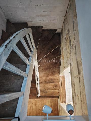 Située en plein cœur de Langeais, dans une petite ruelle au calme, cette maison pleine de charme bénéficie d’un emplacement privilégié avec vue sur le château.

D’une surface d’environ 84 m², elle offre une rénovation moderne tout en conservant le cachet de l’ancien et le charme de la pierre.
Au rez-de-chaussée :
•	Une belle pièce de vie avec séjour/cuisine
•	Un salon chaleureux
•	WC séparés
À l’étage :
•	Une grande chambre
•	Une vaste salle de bain avec baignoire et douche
•	Un espace buanderie
Au dernier niveau :
•	Une seconde chambre mansardée pleine de charme

Les plus :
•	Cave d’environ 15 m²
•	Extérieur clos d’environ 40 m² mêlant pavés et espace en herbe
•	Fibre installée
•	Chauffage électrique + poêle à bois
•	Ballon d’eau chaude 150L (2024)

Maison clé en main, aucun travaux à prévoir : vous n’avez plus qu’à poser vos valises.
Idéal résidence principale, pied-à-terre ou investissement locatif en cœur de ville.
À visiter sans tarder.