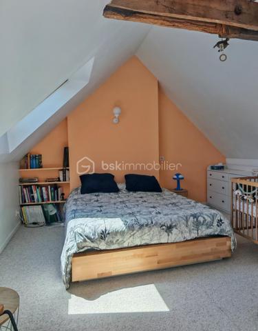 Située en plein cœur de Langeais, dans une petite ruelle au calme, cette maison pleine de charme bénéficie d’un emplacement privilégié avec vue sur le château.

D’une surface d’environ 84 m², elle offre une rénovation moderne tout en conservant le cachet de l’ancien et le charme de la pierre.
Au rez-de-chaussée :
•	Une belle pièce de vie avec séjour/cuisine
•	Un salon chaleureux
•	WC séparés
À l’étage :
•	Une grande chambre
•	Une vaste salle de bain avec baignoire et douche
•	Un espace buanderie
Au dernier niveau :
•	Une seconde chambre mansardée pleine de charme

Les plus :
•	Cave d’environ 15 m²
•	Extérieur clos d’environ 40 m² mêlant pavés et espace en herbe
•	Fibre installée
•	Chauffage électrique + poêle à bois
•	Ballon d’eau chaude 150L (2024)

Maison clé en main, aucun travaux à prévoir : vous n’avez plus qu’à poser vos valises.
Idéal résidence principale, pied-à-terre ou investissement locatif en cœur de ville.
À visiter sans tarder.