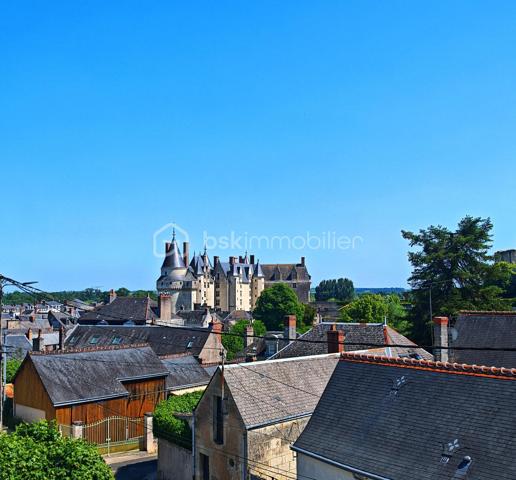Située en plein cœur de Langeais, dans une petite ruelle au calme, cette maison pleine de charme bénéficie d’un emplacement privilégié avec vue sur le château.

D’une surface d’environ 84 m², elle offre une rénovation moderne tout en conservant le cachet de l’ancien et le charme de la pierre.
Au rez-de-chaussée :
•	Une belle pièce de vie avec séjour/cuisine
•	Un salon chaleureux
•	WC séparés
À l’étage :
•	Une grande chambre
•	Une vaste salle de bain avec baignoire et douche
•	Un espace buanderie
Au dernier niveau :
•	Une seconde chambre mansardée pleine de charme

Les plus :
•	Cave d’environ 15 m²
•	Extérieur clos d’environ 40 m² mêlant pavés et espace en herbe
•	Fibre installée
•	Chauffage électrique + poêle à bois
•	Ballon d’eau chaude 150L (2024)

Maison clé en main, aucun travaux à prévoir : vous n’avez plus qu’à poser vos valises.
Idéal résidence principale, pied-à-terre ou investissement locatif en cœur de ville.
À visiter sans tarder.