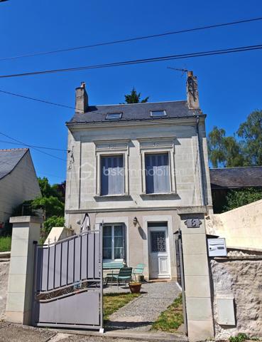 Située en plein cœur de Langeais, dans une petite ruelle au calme, cette maison pleine de charme bénéficie d’un emplacement privilégié avec vue sur le château.

D’une surface d’environ 84 m², elle offre une rénovation moderne tout en conservant le cachet de l’ancien et le charme de la pierre.
Au rez-de-chaussée :
•	Une belle pièce de vie avec séjour/cuisine
•	Un salon chaleureux
•	WC séparés
À l’étage :
•	Une grande chambre
•	Une vaste salle de bain avec baignoire et douche
•	Un espace buanderie
Au dernier niveau :
•	Une seconde chambre mansardée pleine de charme

Les plus :
•	Cave d’environ 15 m²
•	Extérieur clos d’environ 40 m² mêlant pavés et espace en herbe
•	Fibre installée
•	Chauffage électrique + poêle à bois
•	Ballon d’eau chaude 150L (2024)

Maison clé en main, aucun travaux à prévoir : vous n’avez plus qu’à poser vos valises.
Idéal résidence principale, pied-à-terre ou investissement locatif en cœur de ville.
À visiter sans tarder.