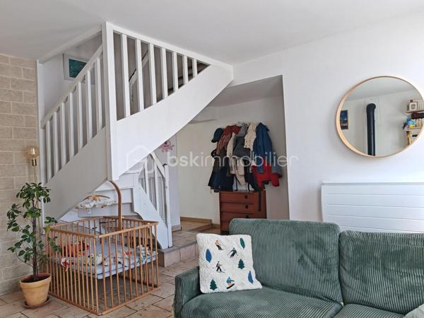 Située en plein cœur de Langeais, dans une petite ruelle au calme, cette maison pleine de charme bénéficie d’un emplacement privilégié avec vue sur le château.

D’une surface d’environ 84 m², elle offre une rénovation moderne tout en conservant le cachet de l’ancien et le charme de la pierre.
Au rez-de-chaussée :
•	Une belle pièce de vie avec séjour/cuisine
•	Un salon chaleureux
•	WC séparés
À l’étage :
•	Une grande chambre
•	Une vaste salle de bain avec baignoire et douche
•	Un espace buanderie
Au dernier niveau :
•	Une seconde chambre mansardée pleine de charme

Les plus :
•	Cave d’environ 15 m²
•	Extérieur clos d’environ 40 m² mêlant pavés et espace en herbe
•	Fibre installée
•	Chauffage électrique + poêle à bois
•	Ballon d’eau chaude 150L (2024)

Maison clé en main, aucun travaux à prévoir : vous n’avez plus qu’à poser vos valises.
Idéal résidence principale, pied-à-terre ou investissement locatif en cœur de ville.
À visiter sans tarder.