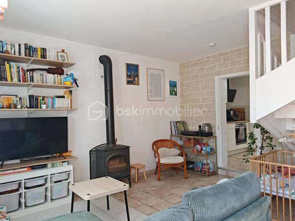 Située en plein cœur de Langeais, dans une petite ruelle au calme, cette maison pleine de charme bénéficie d’un emplacement privilégié avec vue sur le château.

D’une surface d’environ 84 m², elle offre une rénovation moderne tout en conservant le cachet de l’ancien et le charme de la pierre.
Au rez-de-chaussée :
•	Une belle pièce de vie avec séjour/cuisine
•	Un salon chaleureux
•	WC séparés
À l’étage :
•	Une grande chambre
•	Une vaste salle de bain avec baignoire et douche
•	Un espace buanderie
Au dernier niveau :
•	Une seconde chambre mansardée pleine de charme

Les plus :
•	Cave d’environ 15 m²
•	Extérieur clos d’environ 40 m² mêlant pavés et espace en herbe
•	Fibre installée
•	Chauffage électrique + poêle à bois
•	Ballon d’eau chaude 150L (2024)

Maison clé en main, aucun travaux à prévoir : vous n’avez plus qu’à poser vos valises.
Idéal résidence principale, pied-à-terre ou investissement locatif en cœur de ville.
À visiter sans tarder.