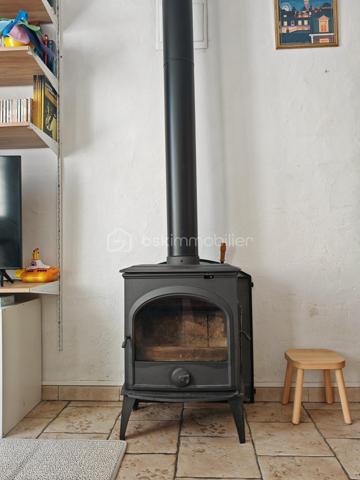 Située en plein cœur de Langeais, dans une petite ruelle au calme, cette maison pleine de charme bénéficie d’un emplacement privilégié avec vue sur le château.

D’une surface d’environ 84 m², elle offre une rénovation moderne tout en conservant le cachet de l’ancien et le charme de la pierre.
Au rez-de-chaussée :
•	Une belle pièce de vie avec séjour/cuisine
•	Un salon chaleureux
•	WC séparés
À l’étage :
•	Une grande chambre
•	Une vaste salle de bain avec baignoire et douche
•	Un espace buanderie
Au dernier niveau :
•	Une seconde chambre mansardée pleine de charme

Les plus :
•	Cave d’environ 15 m²
•	Extérieur clos d’environ 40 m² mêlant pavés et espace en herbe
•	Fibre installée
•	Chauffage électrique + poêle à bois
•	Ballon d’eau chaude 150L (2024)

Maison clé en main, aucun travaux à prévoir : vous n’avez plus qu’à poser vos valises.
Idéal résidence principale, pied-à-terre ou investissement locatif en cœur de ville.
À visiter sans tarder.