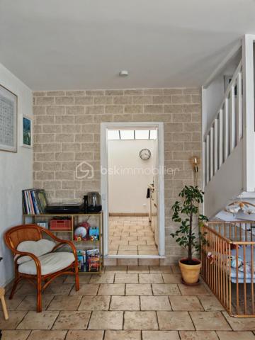 Située en plein cœur de Langeais, dans une petite ruelle au calme, cette maison pleine de charme bénéficie d’un emplacement privilégié avec vue sur le château.

D’une surface d’environ 84 m², elle offre une rénovation moderne tout en conservant le cachet de l’ancien et le charme de la pierre.
Au rez-de-chaussée :
•	Une belle pièce de vie avec séjour/cuisine
•	Un salon chaleureux
•	WC séparés
À l’étage :
•	Une grande chambre
•	Une vaste salle de bain avec baignoire et douche
•	Un espace buanderie
Au dernier niveau :
•	Une seconde chambre mansardée pleine de charme

Les plus :
•	Cave d’environ 15 m²
•	Extérieur clos d’environ 40 m² mêlant pavés et espace en herbe
•	Fibre installée
•	Chauffage électrique + poêle à bois
•	Ballon d’eau chaude 150L (2024)

Maison clé en main, aucun travaux à prévoir : vous n’avez plus qu’à poser vos valises.
Idéal résidence principale, pied-à-terre ou investissement locatif en cœur de ville.
À visiter sans tarder.
