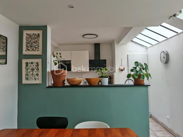 Située en plein cœur de Langeais, dans une petite ruelle au calme, cette maison pleine de charme bénéficie d’un emplacement privilégié avec vue sur le château.

D’une surface d’environ 84 m², elle offre une rénovation moderne tout en conservant le cachet de l’ancien et le charme de la pierre.
Au rez-de-chaussée :
•	Une belle pièce de vie avec séjour/cuisine
•	Un salon chaleureux
•	WC séparés
À l’étage :
•	Une grande chambre
•	Une vaste salle de bain avec baignoire et douche
•	Un espace buanderie
Au dernier niveau :
•	Une seconde chambre mansardée pleine de charme

Les plus :
•	Cave d’environ 15 m²
•	Extérieur clos d’environ 40 m² mêlant pavés et espace en herbe
•	Fibre installée
•	Chauffage électrique + poêle à bois
•	Ballon d’eau chaude 150L (2024)

Maison clé en main, aucun travaux à prévoir : vous n’avez plus qu’à poser vos valises.
Idéal résidence principale, pied-à-terre ou investissement locatif en cœur de ville.
À visiter sans tarder.