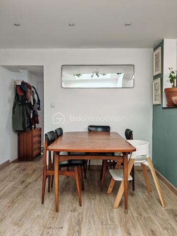 Située en plein cœur de Langeais, dans une petite ruelle au calme, cette maison pleine de charme bénéficie d’un emplacement privilégié avec vue sur le château.

D’une surface d’environ 84 m², elle offre une rénovation moderne tout en conservant le cachet de l’ancien et le charme de la pierre.
Au rez-de-chaussée :
•	Une belle pièce de vie avec séjour/cuisine
•	Un salon chaleureux
•	WC séparés
À l’étage :
•	Une grande chambre
•	Une vaste salle de bain avec baignoire et douche
•	Un espace buanderie
Au dernier niveau :
•	Une seconde chambre mansardée pleine de charme

Les plus :
•	Cave d’environ 15 m²
•	Extérieur clos d’environ 40 m² mêlant pavés et espace en herbe
•	Fibre installée
•	Chauffage électrique + poêle à bois
•	Ballon d’eau chaude 150L (2024)

Maison clé en main, aucun travaux à prévoir : vous n’avez plus qu’à poser vos valises.
Idéal résidence principale, pied-à-terre ou investissement locatif en cœur de ville.
À visiter sans tarder.