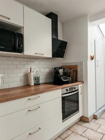 Située en plein cœur de Langeais, dans une petite ruelle au calme, cette maison pleine de charme bénéficie d’un emplacement privilégié avec vue sur le château.

D’une surface d’environ 84 m², elle offre une rénovation moderne tout en conservant le cachet de l’ancien et le charme de la pierre.
Au rez-de-chaussée :
•	Une belle pièce de vie avec séjour/cuisine
•	Un salon chaleureux
•	WC séparés
À l’étage :
•	Une grande chambre
•	Une vaste salle de bain avec baignoire et douche
•	Un espace buanderie
Au dernier niveau :
•	Une seconde chambre mansardée pleine de charme

Les plus :
•	Cave d’environ 15 m²
•	Extérieur clos d’environ 40 m² mêlant pavés et espace en herbe
•	Fibre installée
•	Chauffage électrique + poêle à bois
•	Ballon d’eau chaude 150L (2024)

Maison clé en main, aucun travaux à prévoir : vous n’avez plus qu’à poser vos valises.
Idéal résidence principale, pied-à-terre ou investissement locatif en cœur de ville.
À visiter sans tarder.