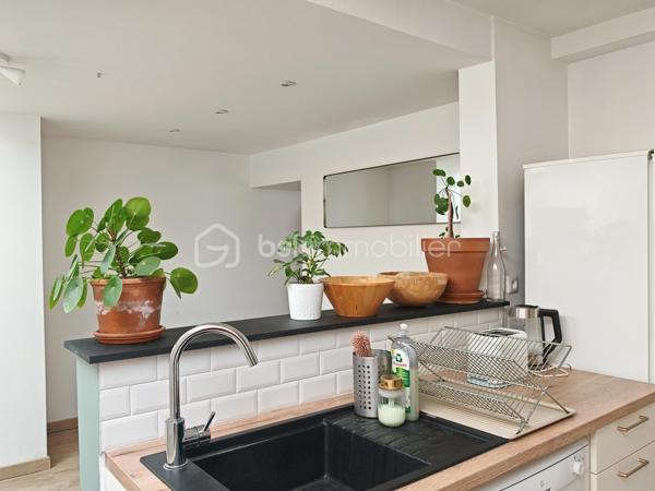 Située en plein cœur de Langeais, dans une petite ruelle au calme, cette maison pleine de charme bénéficie d’un emplacement privilégié avec vue sur le château.

D’une surface d’environ 84 m², elle offre une rénovation moderne tout en conservant le cachet de l’ancien et le charme de la pierre.
Au rez-de-chaussée :
•	Une belle pièce de vie avec séjour/cuisine
•	Un salon chaleureux
•	WC séparés
À l’étage :
•	Une grande chambre
•	Une vaste salle de bain avec baignoire et douche
•	Un espace buanderie
Au dernier niveau :
•	Une seconde chambre mansardée pleine de charme

Les plus :
•	Cave d’environ 15 m²
•	Extérieur clos d’environ 40 m² mêlant pavés et espace en herbe
•	Fibre installée
•	Chauffage électrique + poêle à bois
•	Ballon d’eau chaude 150L (2024)

Maison clé en main, aucun travaux à prévoir : vous n’avez plus qu’à poser vos valises.
Idéal résidence principale, pied-à-terre ou investissement locatif en cœur de ville.
À visiter sans tarder.