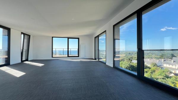 Département du Finistère (29) - À vendre : Crozon, centre-ville - Appartement penthouse T6 de 183 m² habitable avec vue panoramique sue la baie de Morgat - 4 terrasses - Garage.