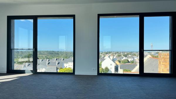 Département du Finistère (29) - À vendre : Crozon, centre-ville - Appartement penthouse T6 de 183 m² habitable avec vue panoramique sue la baie de Morgat - 4 terrasses - Garage.