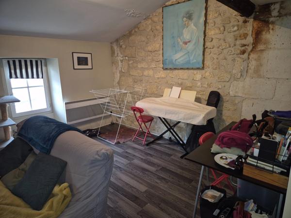 Appartement T2 en résidence sécurisée, face Hôtel de Ville, proche tous commerces et transport.
