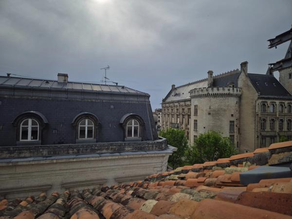 Appartement T2 en résidence sécurisée, face Hôtel de Ville, proche tous commerces et transport.