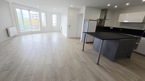 Spacieux T3 de 78 m² rénové à neuf avec vue Jura, Résidence sécurisée avec services