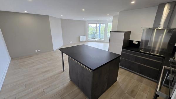 Spacieux T3 de 78 m² rénové à neuf avec vue Jura, Résidence sécurisée avec services