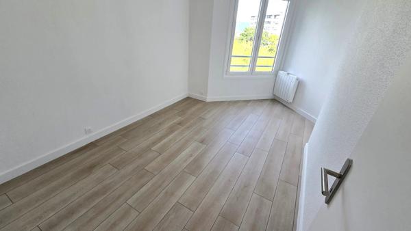 Spacieux T3 de 78 m² rénové à neuf avec vue Jura, Résidence sécurisée avec services
