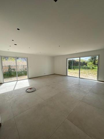 Maison contemporaine  avec 5 chambres dont deux en rdc secteur et environnement calme