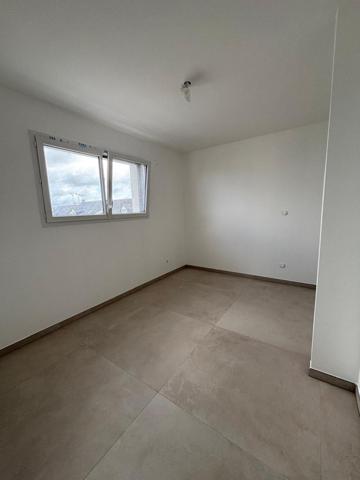 Maison contemporaine  avec 5 chambres dont deux en rdc secteur et environnement calme