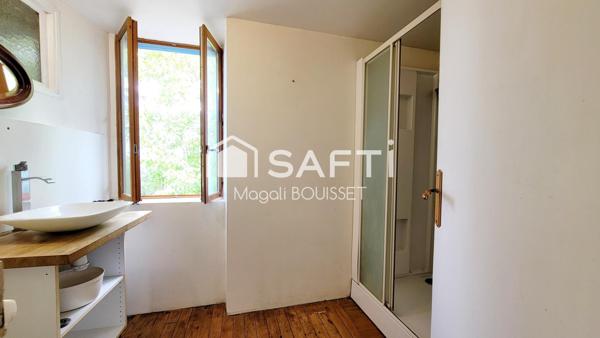 Corps de ferme T4 environ 128m², dépendance, hangar, jardin 5580m², vue sur le Cagire depuis l'extérieur.