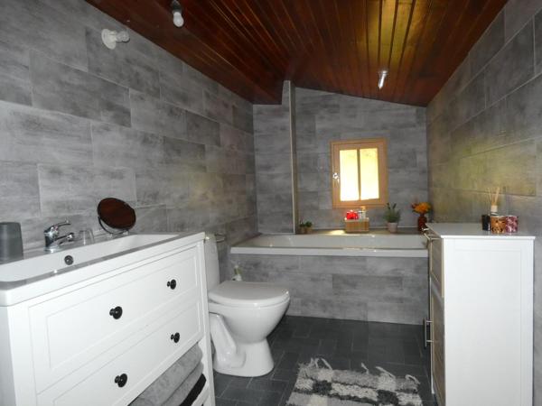Charmante maison de village T4 d'environ 60m² à finir de rénover.