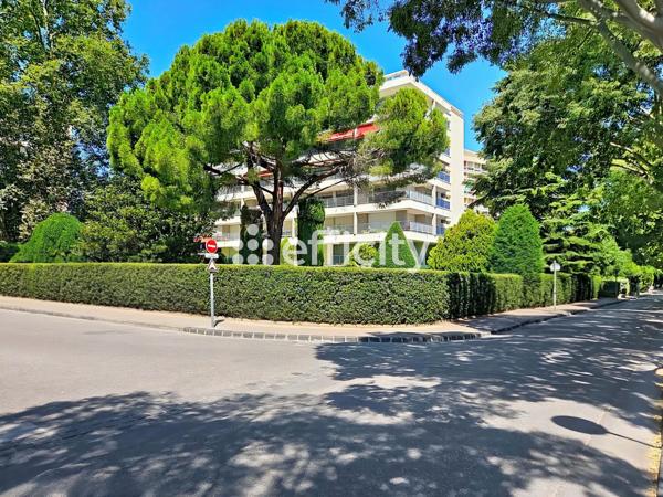 Appartement
         4 pièces
        - 145 m² Bien prestige 700 000 € *