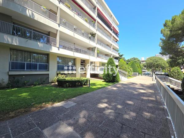 Appartement
         4 pièces
        - 145 m² Bien prestige 700 000 € *