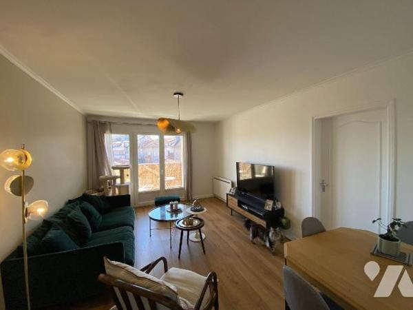AURILLAC, à vendre, appartement de type 3 entièrement rénové en 2025 composé, d'une entrée dess...