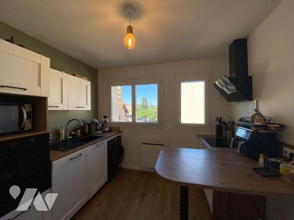 AURILLAC, à vendre, appartement de type 3 entièrement rénové en 2025 composé, d'une entrée dess...
