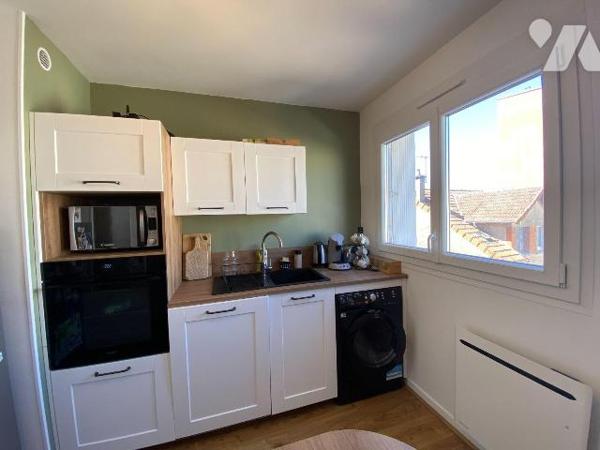 AURILLAC, à vendre, appartement de type 3 entièrement rénové en 2025 composé, d'une entrée dess...
