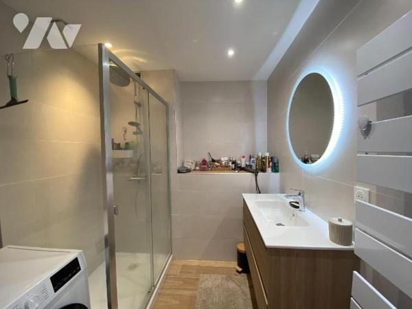 AURILLAC, à vendre, appartement de type 3 entièrement rénové en 2025 composé, d'une entrée dess...
