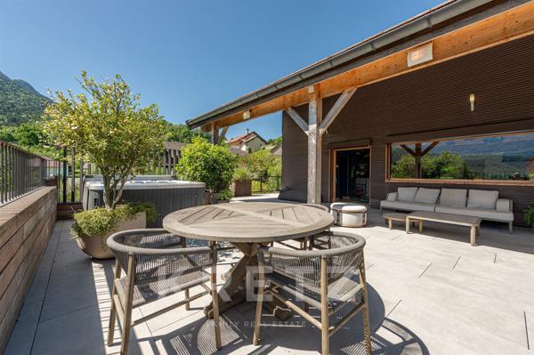 VILLA CONTEMPORAINE AVEC VUE PANORAMIQUE SUR LE LAC D’ANNECY - 4 SUITES - T2 - PISCINE - GARAGE