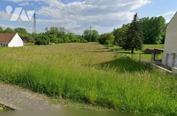 A BERNEUIL SUR AISNE (60350) : Terrain à bâtir d'une surface d'environ 1128m². 
Le village est...