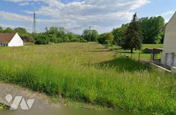 A BERNEUIL SUR AISNE (60350) : Terrain à bâtir d'une surface d'environ 1128m². 
Le village est...
