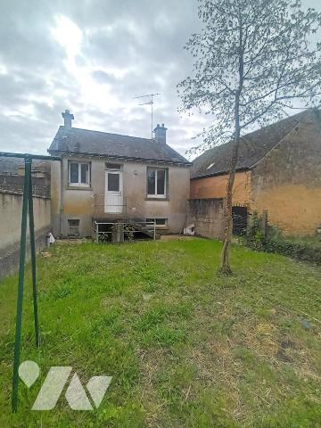 Maison de ville à rénover avec garage et jardin