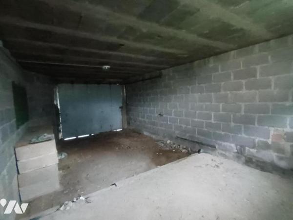 Maison de ville à rénover avec garage et jardin