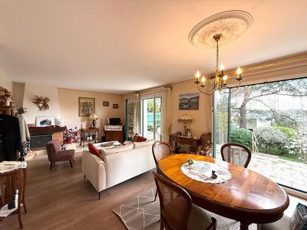 MAISON RIVE GAUCHE PORT VANNES. Maison familiale de 133 m² sur un terrain de 520 m² avec vue partielle sur les mâts des voiliers