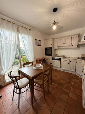 MAISON RIVE GAUCHE PORT VANNES. Maison familiale de 133 m² sur un terrain de 520 m² avec vue partielle sur les mâts des voiliers