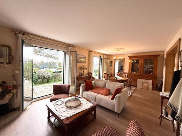 MAISON RIVE GAUCHE PORT VANNES. Maison familiale de 133 m² sur un terrain de 520 m² avec vue partielle sur les mâts des voiliers