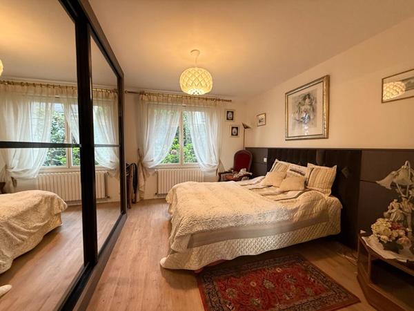 MAISON RIVE GAUCHE PORT VANNES. Maison familiale de 133 m² sur un terrain de 520 m² avec vue partielle sur les mâts des voiliers