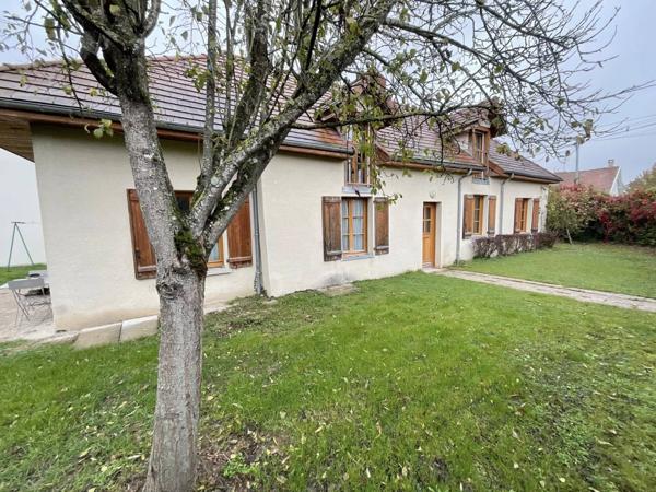 Maison en 4 Chambres, Beau Terrain et Garage