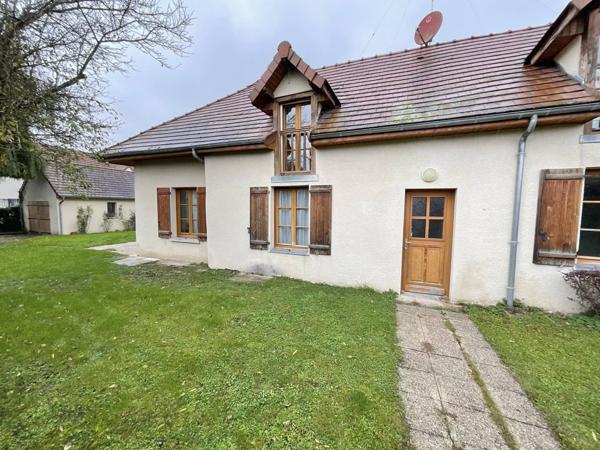 Maison en 4 Chambres, Beau Terrain et Garage