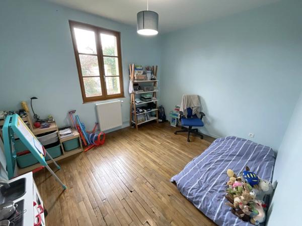 Maison en 4 Chambres, Beau Terrain et Garage