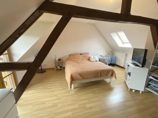 Maison en 4 Chambres, Beau Terrain et Garage