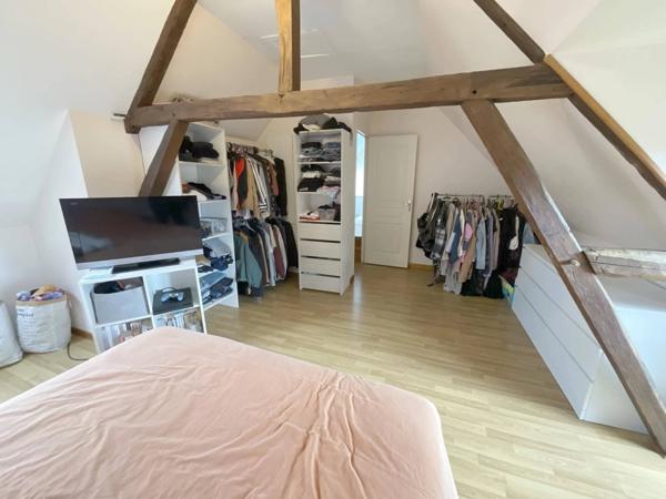 Maison en 4 Chambres, Beau Terrain et Garage