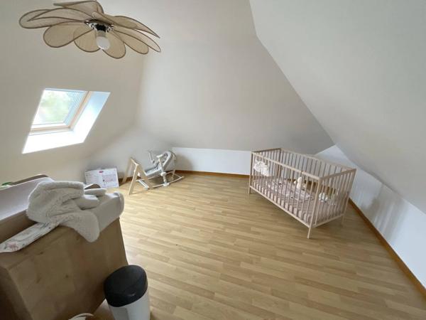 Maison en 4 Chambres, Beau Terrain et Garage