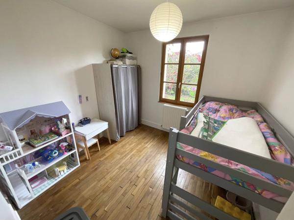 Maison en 4 Chambres, Beau Terrain et Garage