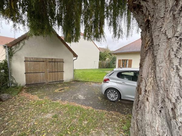 Maison en 4 Chambres, Beau Terrain et Garage