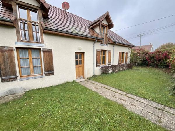 Maison en 4 Chambres, Beau Terrain et Garage