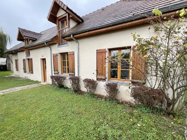 Maison en 4 Chambres, Beau Terrain et Garage